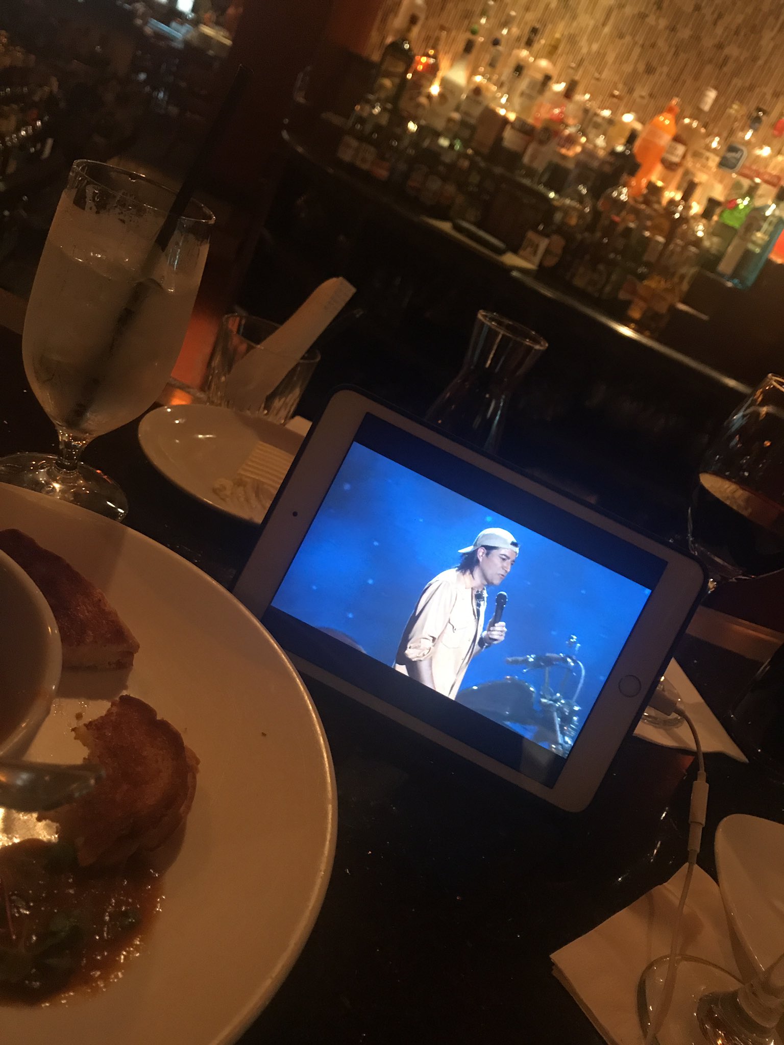 Watching @alexcomic at the bar while I eat dinner https://t.co/zXcFuNCnAL