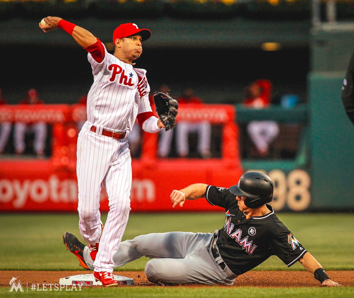 Martín homers, but we come up short to Phillies in game one.  RECAP: atmlb.com/2qgH0z0 https://t.co/ccOMde5xq5