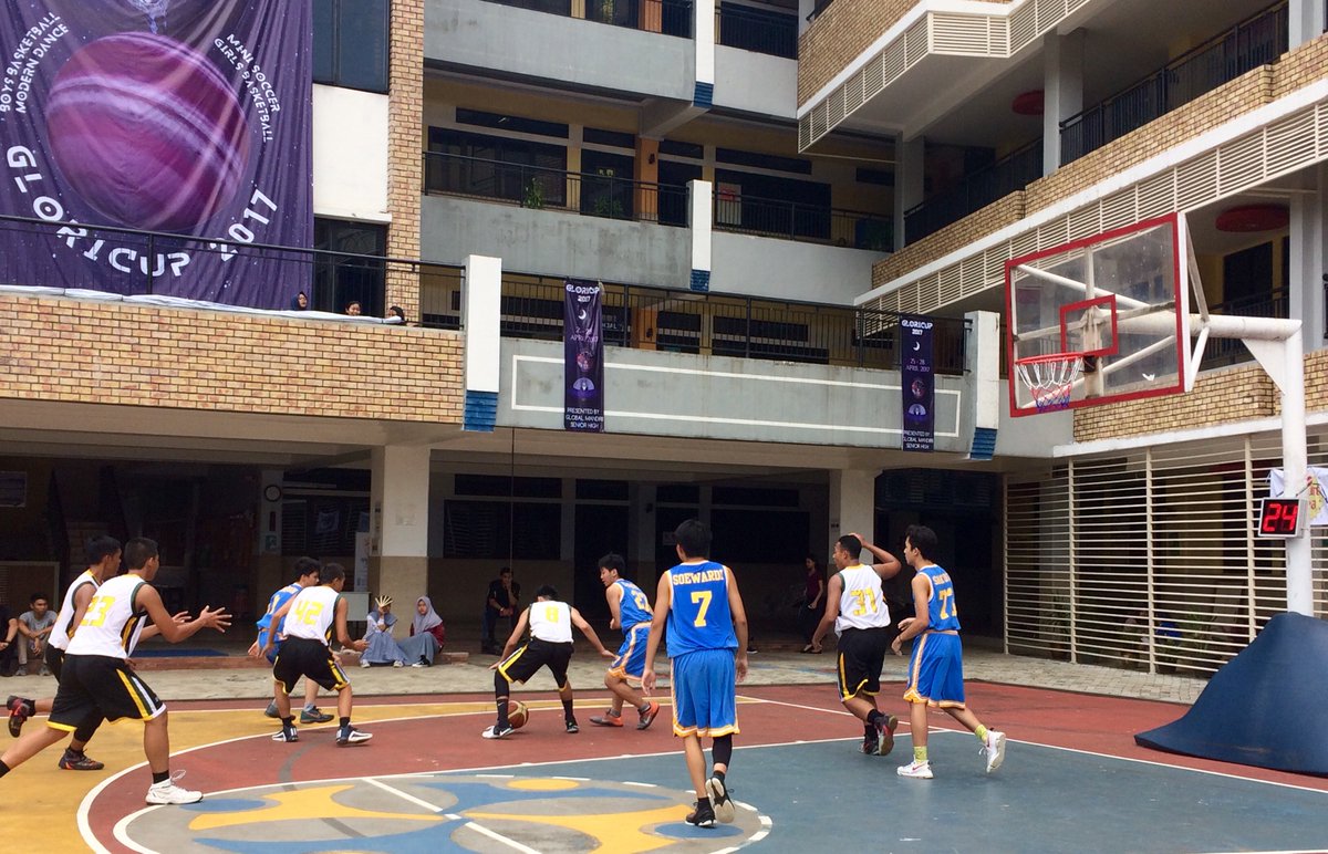 Pertandingan basket antara Regina Pacis dan PKP.