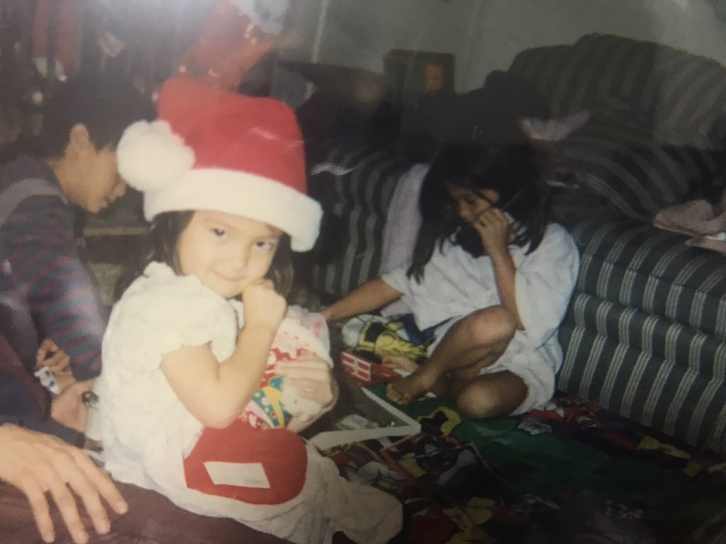 岡田ロビン翔子 今日の髪型どうしようかな ストレート 巻き髪 季節外れのサンタ帽被るとか