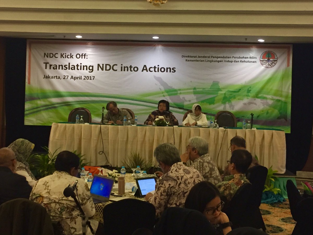 clestari's tweet photo. MenteriKLHK,Siti Nurbaya: Target penurunan emisi carbon Ind hanya bs dicapai dgn gerakan nasional brsama masy sipil &amp; swasta @ditjenppiklhk https://t.co/bhUKFehH0m