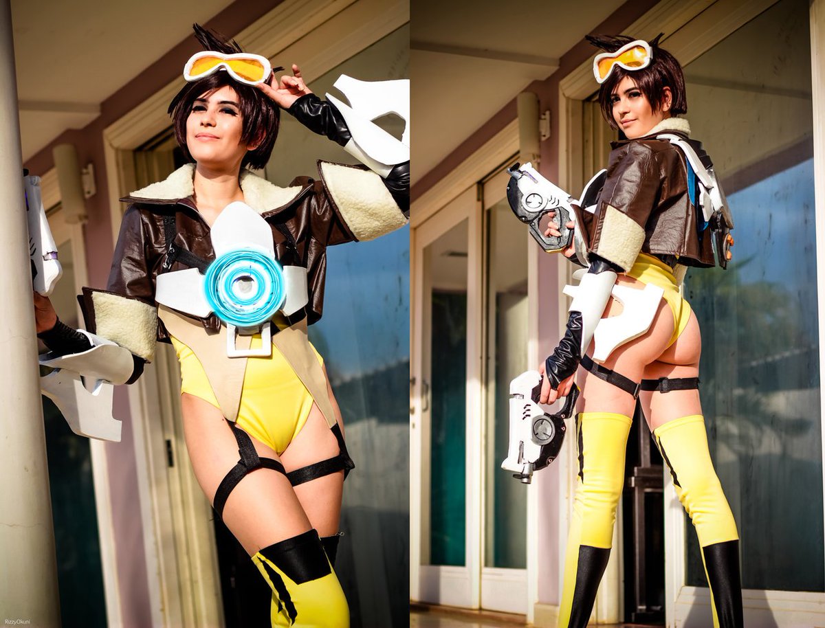 A sexy #Tracer cosplay.