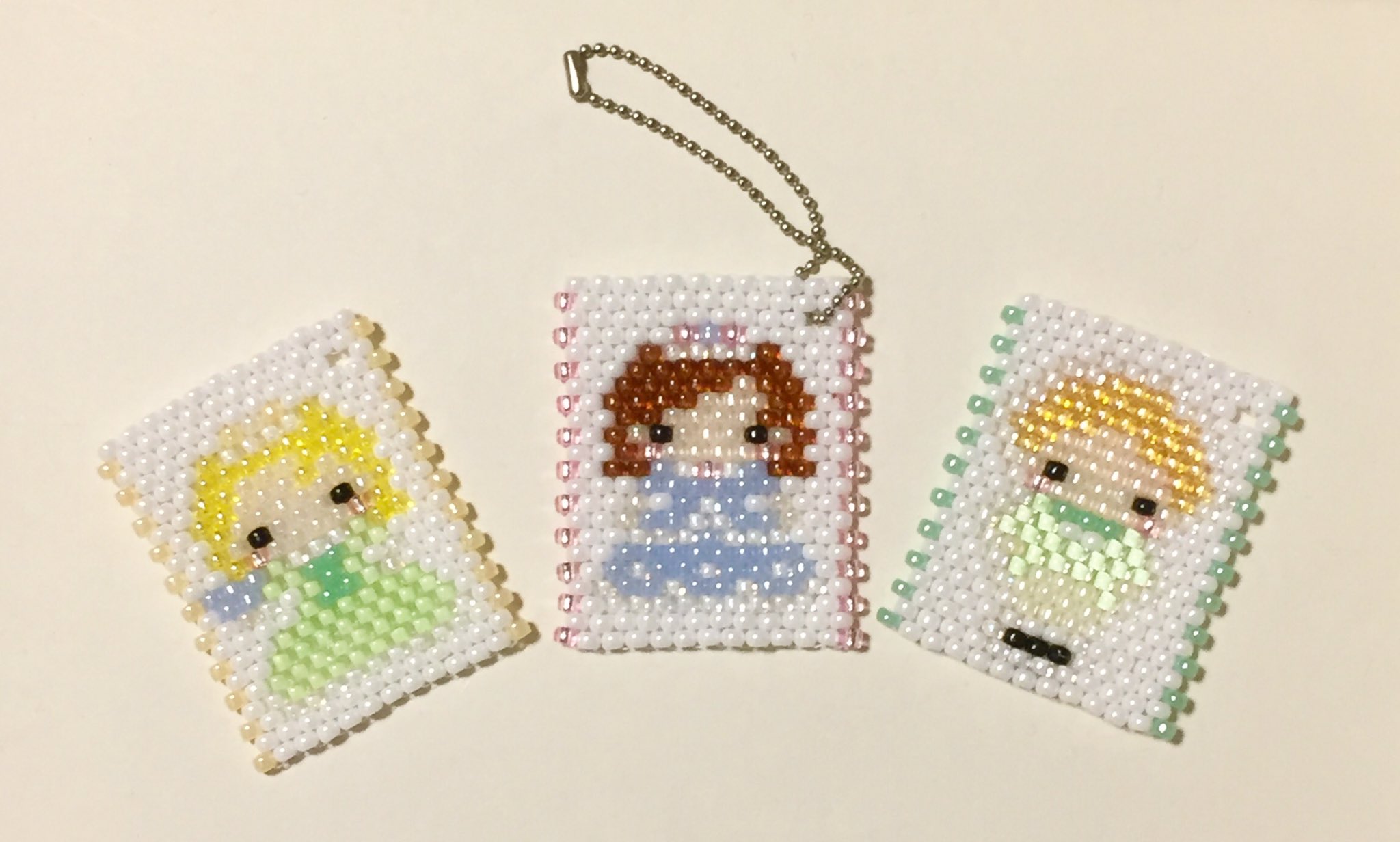 杉山あいり Pa Twitter というわけで 最近始めたビーズステッチでキーホルダーを作ってみました アクアビーズの作品画像をそのまま図案にさせて頂いてます コレは可愛い プレゼントせねば 笑 と思ったので喜んで頂けて良かった T Co