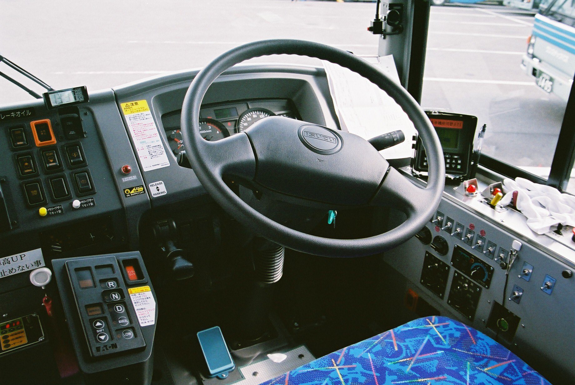 大曽根線 2147rgの運転席 イートン製amtのボタン式シフトスイッチと アイドリングストップシステムのエンジン再始動ペダルが目を惹く T Co Gksvrbzbdw Twitter