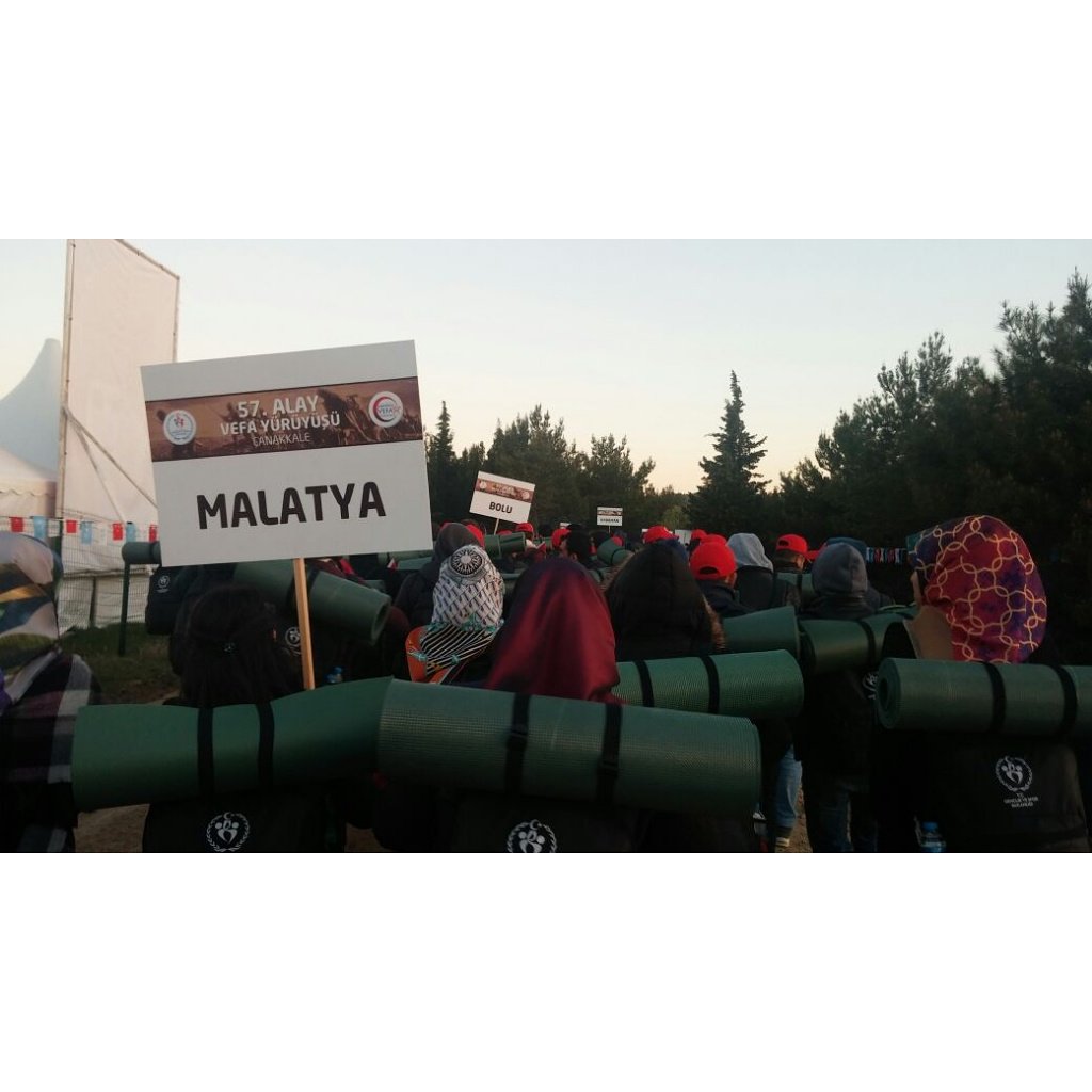 Genç Gönüllüler Topluluğumuzla Çanakkale'de düzenlenen "57. Alay Vefa Yürüyüşü" programına katıldık.