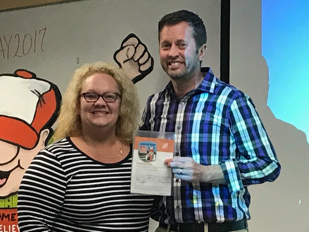 Amy Santin recognizing DM Gary McFarren for great partnership! <a href="/kelly_mayhall/">Kelly Mayhall</a> <a href="/AmyMETMidwest/">Amy Santin</a>