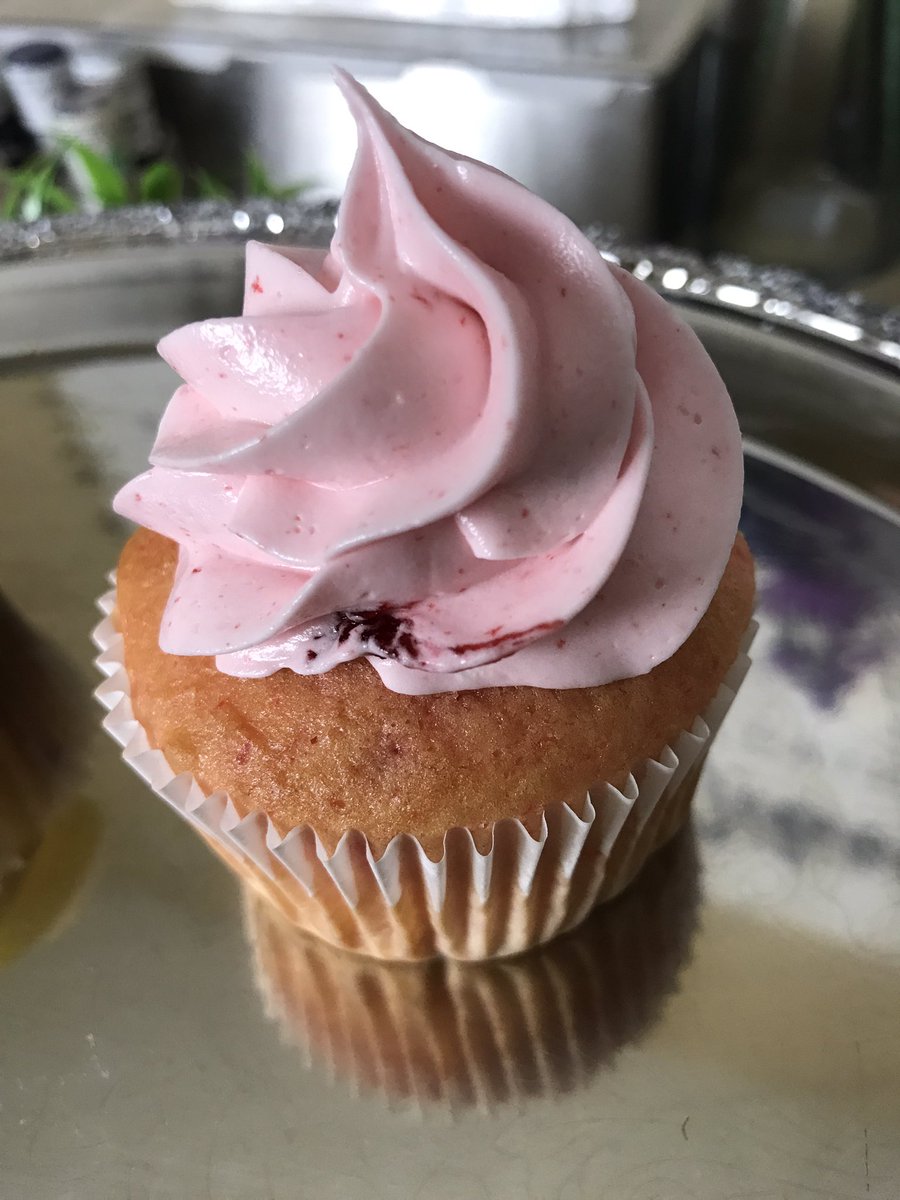 boisson_custom's tweet image. Strawberry 🍓 #CupCake #cupcakebook