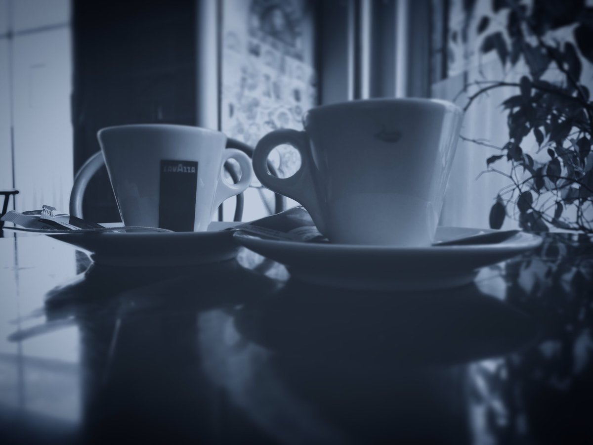 SassanoSax's tweet photo. Coffee Time 😋👬📱☕️☕️
#walking #milan #cristina  #PhotoOfTheafternoon #cupscoffee  @Lavazza #coffeelife #ilovecoffee #coffeaddict #coffeblog https://t.co/BK7P3eSbpU