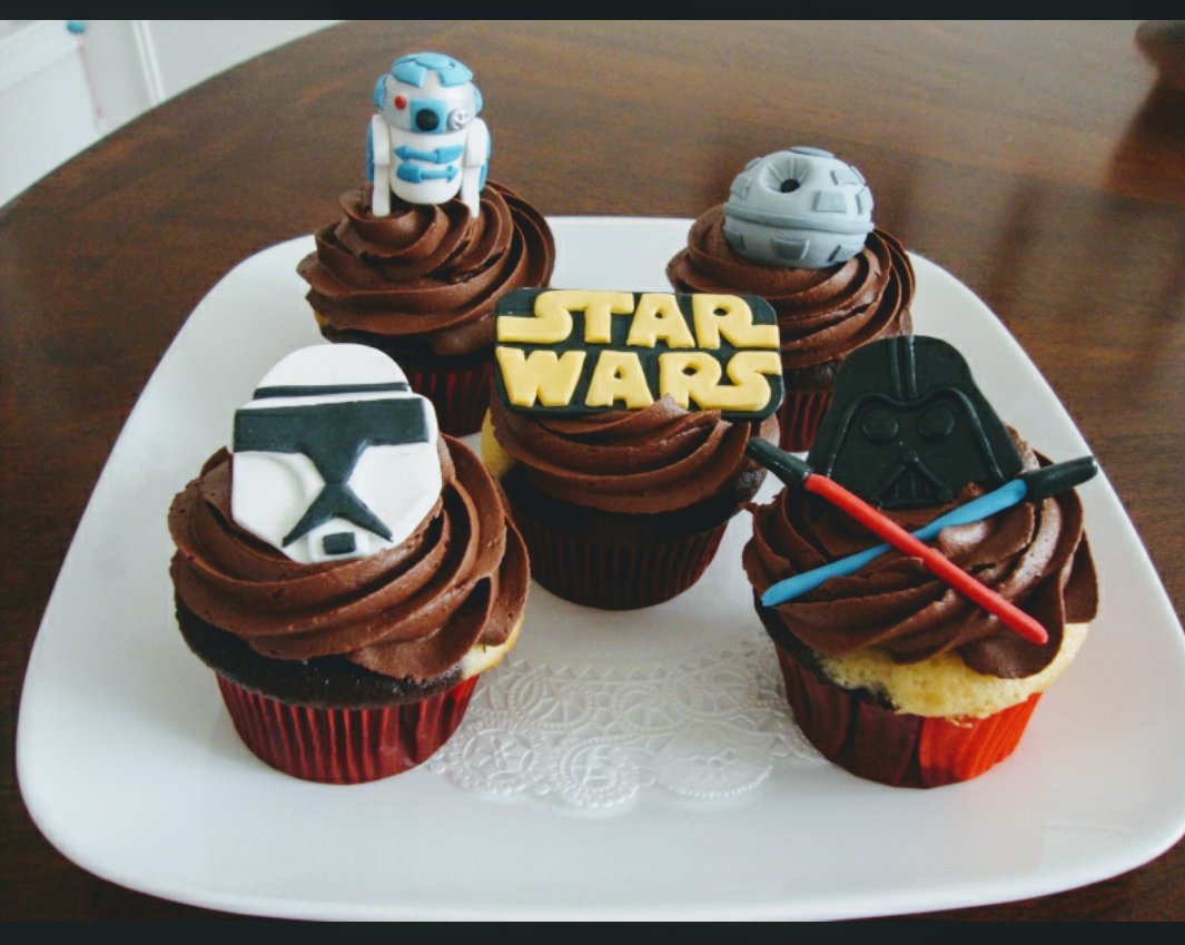 ChefDiegoA's tweet photo. Que tal estos cupcakes de Starwars para festejarlos en su día !! Se les antojan ???? Masterchefmx https://t.co/OGBkZZjhO5