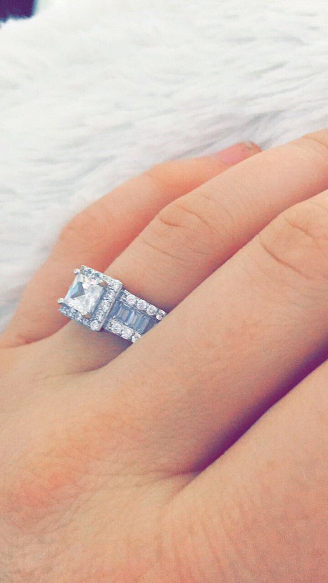 shazazmine's tweet photo. Luke got me a promise ring 😍😍😍 https://t.co/4oQzMJKrIw
