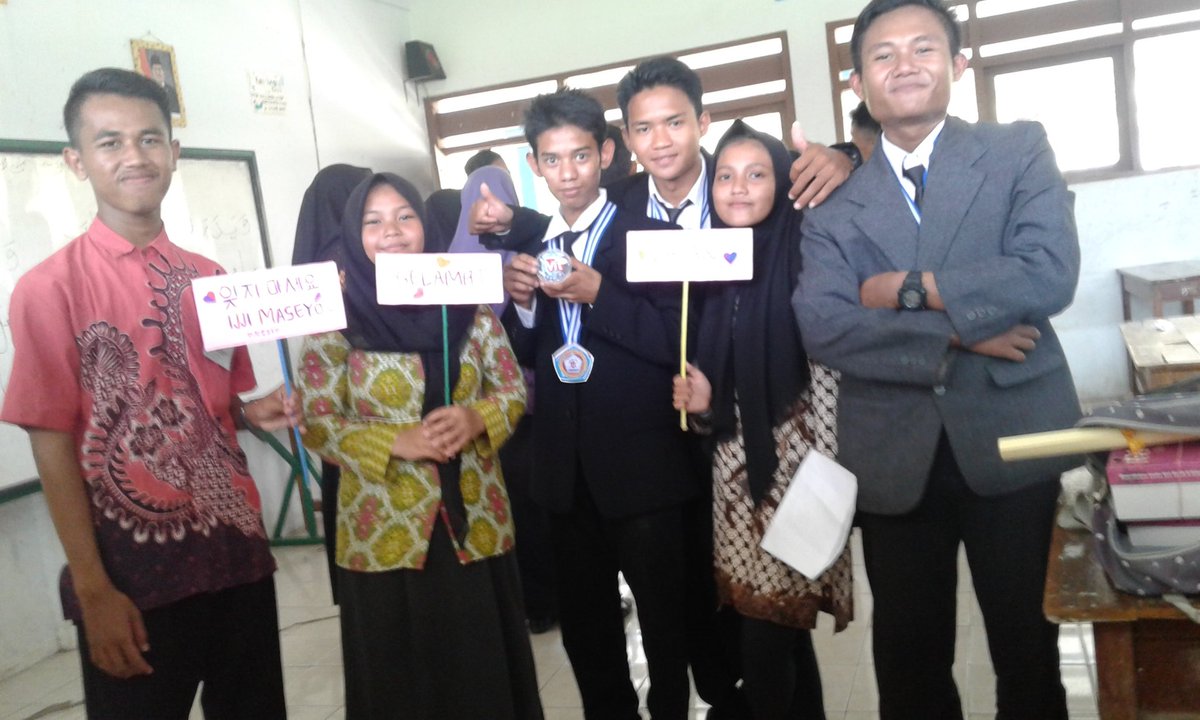 ditha_tyn's tweet photo. @Trans7OnTheSpot #OTS7DISEKOLAH perpisahan kelas XII. 😀😀😀🌟👍 https://t.co/l9oD539s6l