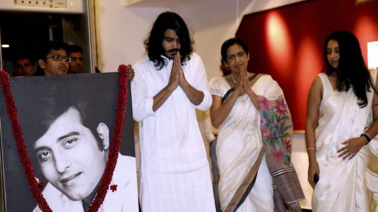 GTH_News's tweet photo. Bollywood Celebrities attend #VinodKhanna’s prayer meet
#VinodKhannaRIP 
https://t.co/gecalDCn1b https://t.co/ULjKbR2Y7H