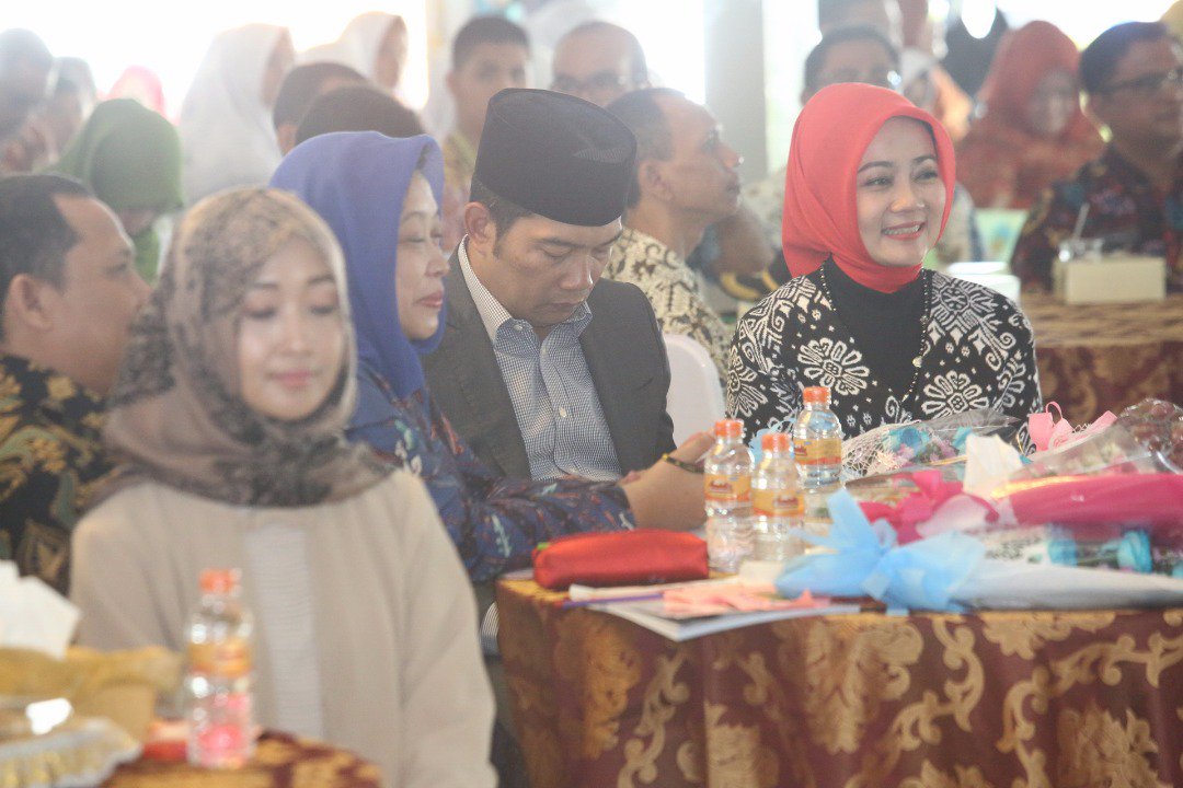 Menerima Tim Penilai Kota Layak Anak Tk. Nasional di Pendopo Wali Kota Bandung .