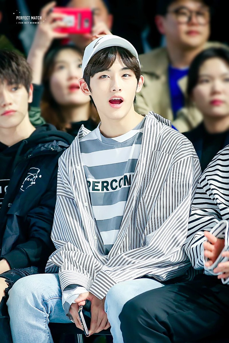 PM_19971028's tweet photo. 170328 서울패션위크 슈퍼콤마비 #WINWIN #윈윈 #엔시티 

지구는 둥글고 윈윈은 귀여워요 https://t.co/jYXSFvvvob
