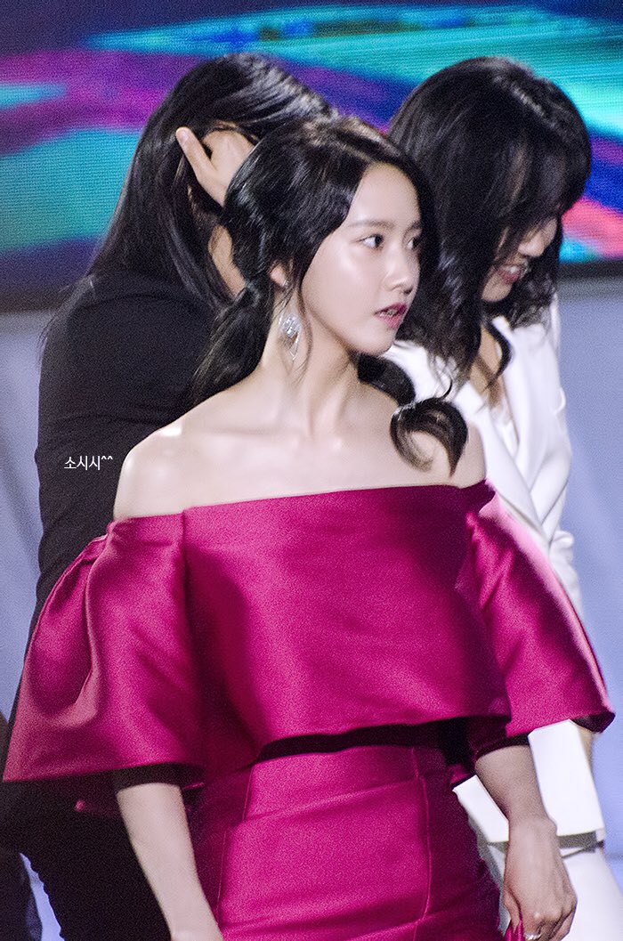 [PIC][03-05-2017]YoonA tham dự "53rd Baeksang Arts Awards" vào chiều nay + Giành "Most Popular Actress or Star Century Popularity Award (in Film)" - Page 2 C-_OSwhVYAAKZvd