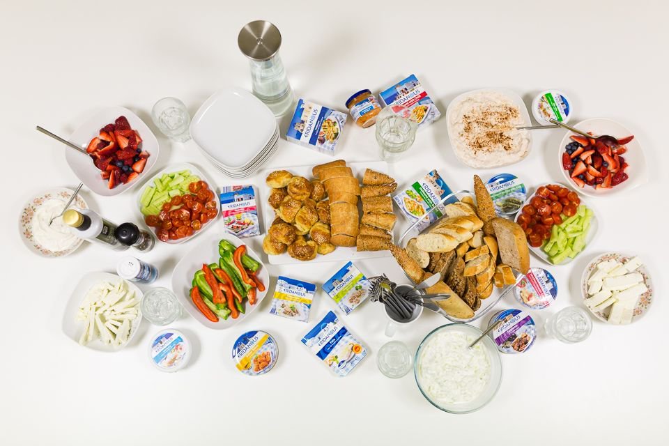 Spoločné raňajky sú pre nás v KREA významným spestrením. Raz za mesiac, všetci za jedným stolom maškrtíme, bavíme sa a rekapitulujeme.