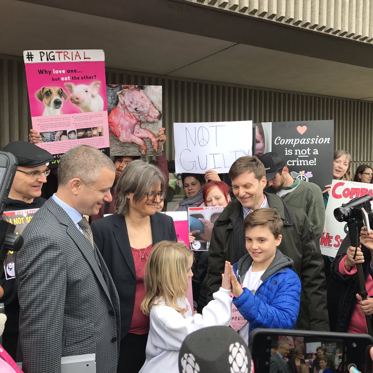 TorontoPigSave's tweet image. Compassion is NOT a crime. Anita Krajnc - not guilty. #pigtrial #compassionisnotacrime #vegan