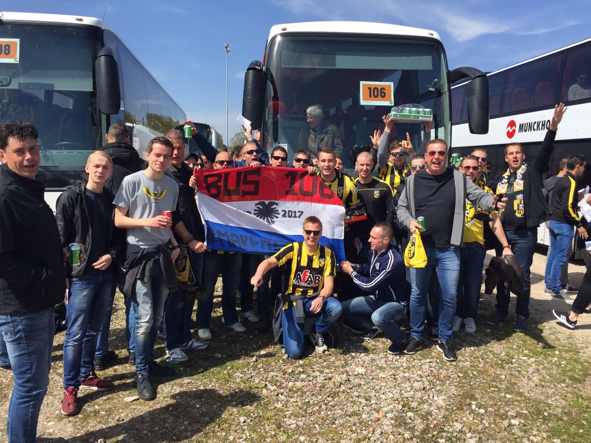 FCZielloos's tweet photo. Gewoon omdat ik nog in de vibe zit! #bus106 #bekerwinnaar @MijnVitesse https://t.co/usqbhG5OmH