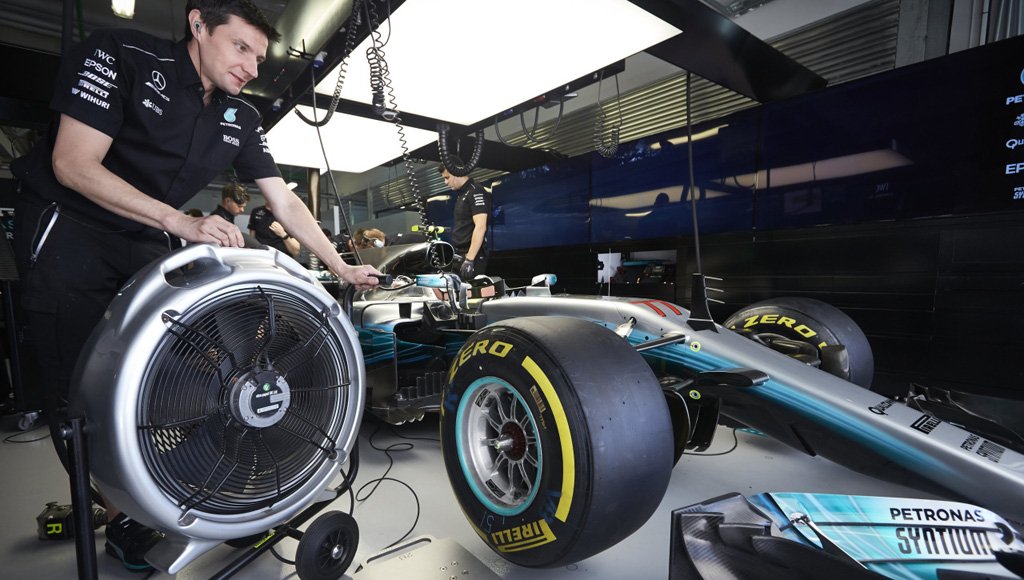 ebmpapst_News's tweet photo. Beste Kumpels: Kühllösung EC Aura sorgt in Box von @MercedesAMGF1 für gute Arbeitsatmosphäre https://t.co/vYNWEGnVXv #F1 #coolperformance https://t.co/fg1jtgoOES