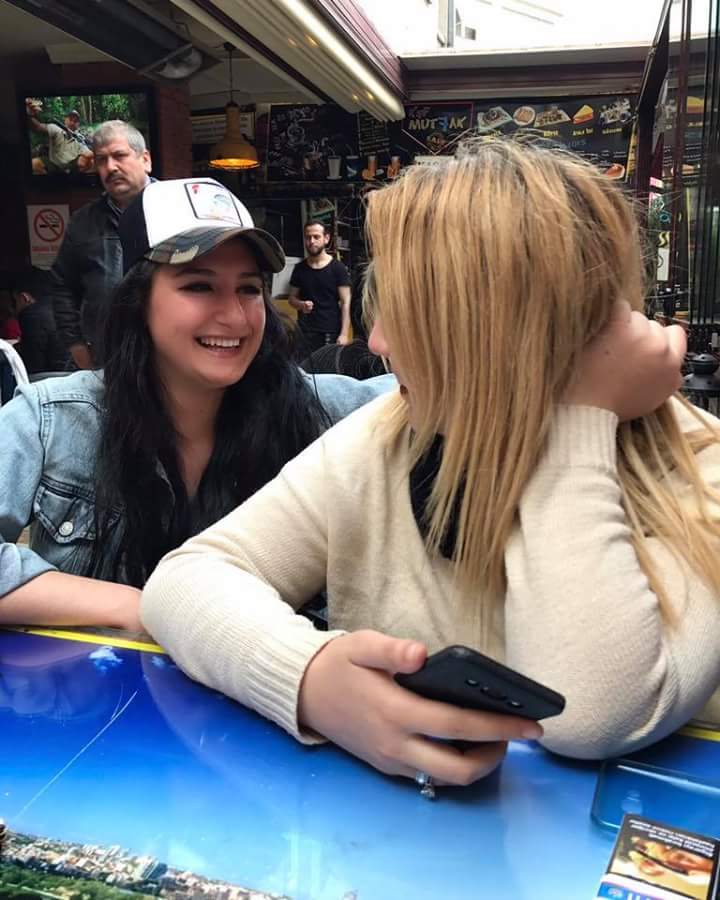 Arkadaki amca ikonik bi poz vermis 😂😎