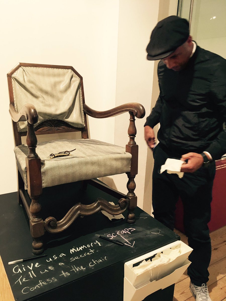 Our first celebrity! Lovely to see you @Jay_n_Co Hope you enjoyed the curator tour <a href="/GEFFRYE/">Eliyhana</a>  #secondsitters #lcw2017 #memorychair