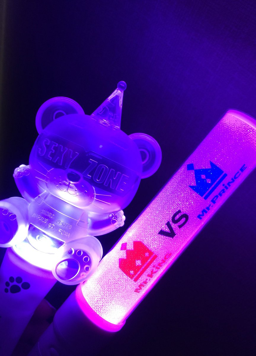 まるこ 紫のペンライト 電池を入れ替え1回目だけど 後半ピンクに変わってしまう 途中で休ませると紫に復活するけどまたピンクに そして最後は色が薄くて発光してるのか レベルへ 皆さん大丈夫 キンプリペンラはすごく綺麗に光るから明日はこちらも