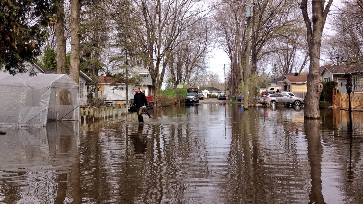 SVolstadGlobal's tweet photo. One resident on Rue Lauzon in Pierrefonds says water is only a foot from the ceiling of her basement. #Flood2017 https://t.co/rwZWBaXkEo