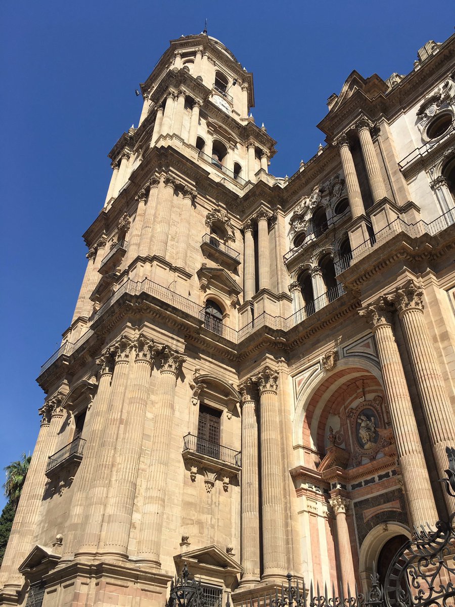Vista de la fachada y torre desde la plaza del Obispo #Málaga
<a href="/viveandalucia/">Vive Andalucía</a>