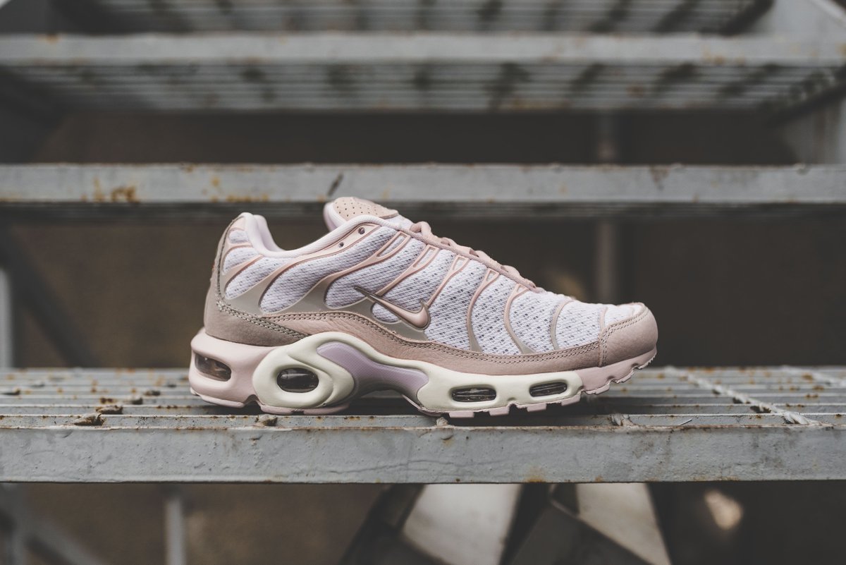 nike air max plus pearl