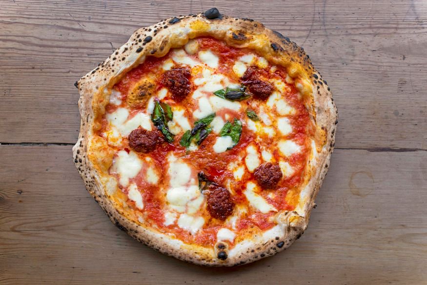 пицца яичница. пицца домашняя. пончик пицца. пицца на столе. пицца сверху.