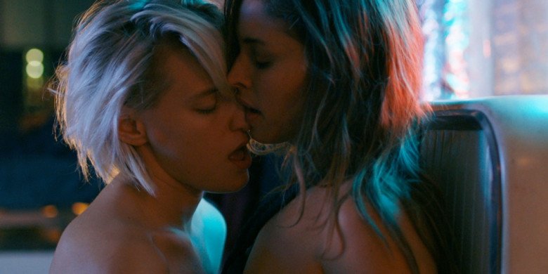 Lesbian pourne