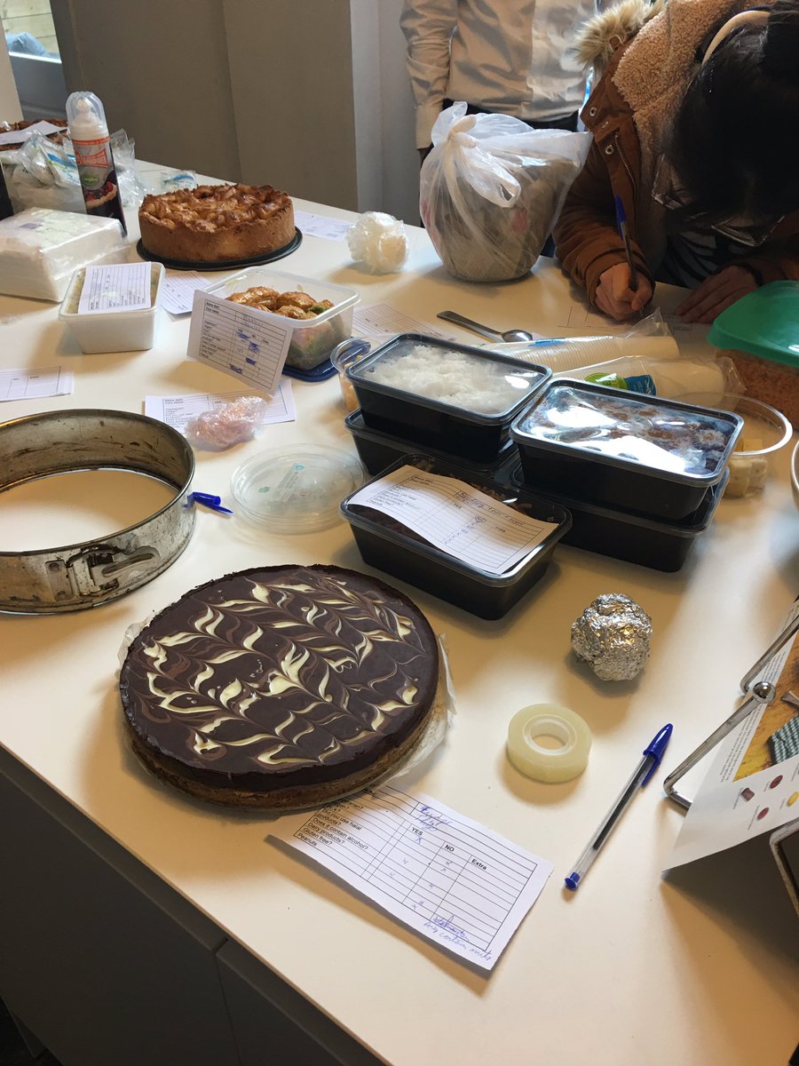 JanPaulJonker7's tweet image. Pot luck dinner met het TP team! Vieren van culturele diversiteit! #werkenbijpwc #iedereeneigengerecht