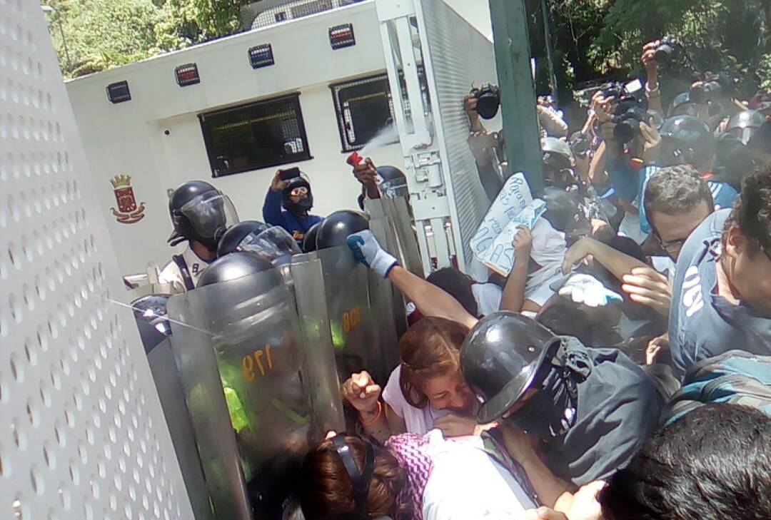 unidadvenezuela's tweet photo. #AHORA Efectivos PNB emplean gas pimienta para dispersar a estudiantes en barrera de seguridad instalada hacia salida #PzaVenezuela #4May https://t.co/AXZR50HdX3