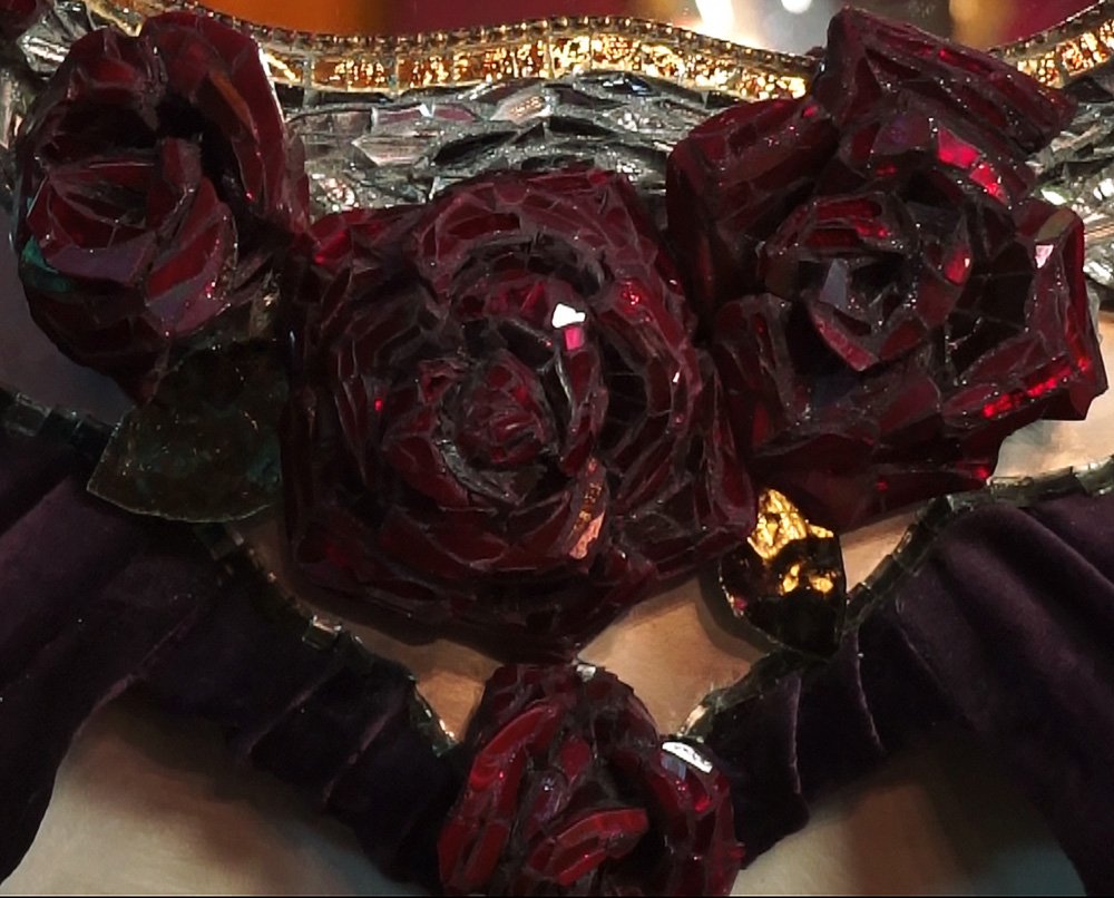 GaiaPredassi's tweet image. #RubyRed #StainedGlass #shards #Mosaic #roses