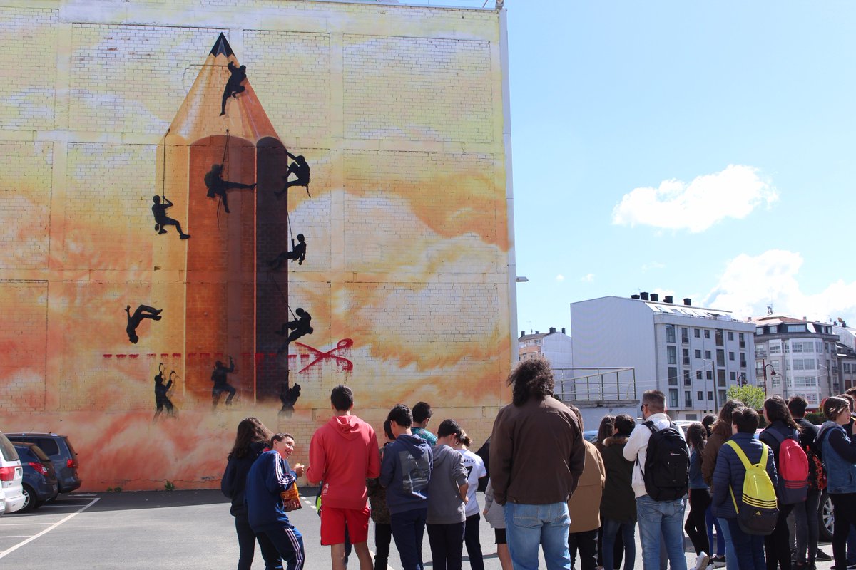 TurismoCarballo's tweet photo. Hoxe recibimos a alumnos dos IES Urbano Lugrís (A Coruña) e Parga Pondal (Carballo) para unha visita guiada polos murais de #Derrubando https://t.co/SyUQBSWG1b
