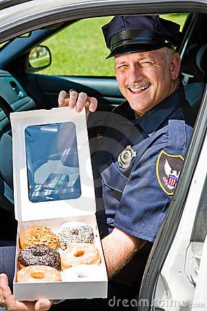 アメリカでは警官が制服姿でドーナツ屋に寄るのは不謹慎どころか公益性があるというお話 だからあの映画でも Togetter