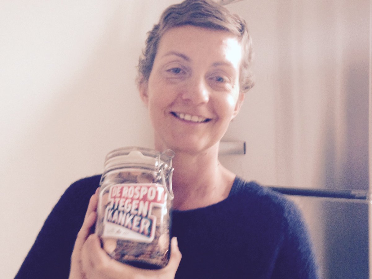 Met nog 5 bestralingen (vd 33 🙄) te gaan, breng ik trots én met chemo-krullen en -wangen mijn volle Rospot naar de bank. @komoptegenkanker