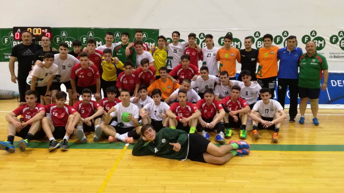 FAndaluzaBM's tweet photo. Anima a tu equipo en el #CtoAndBMCad2017 @F_A_BM #Respecto #Valores #Educación #JuegoLimpio https://t.co/1Sjc18zBsx