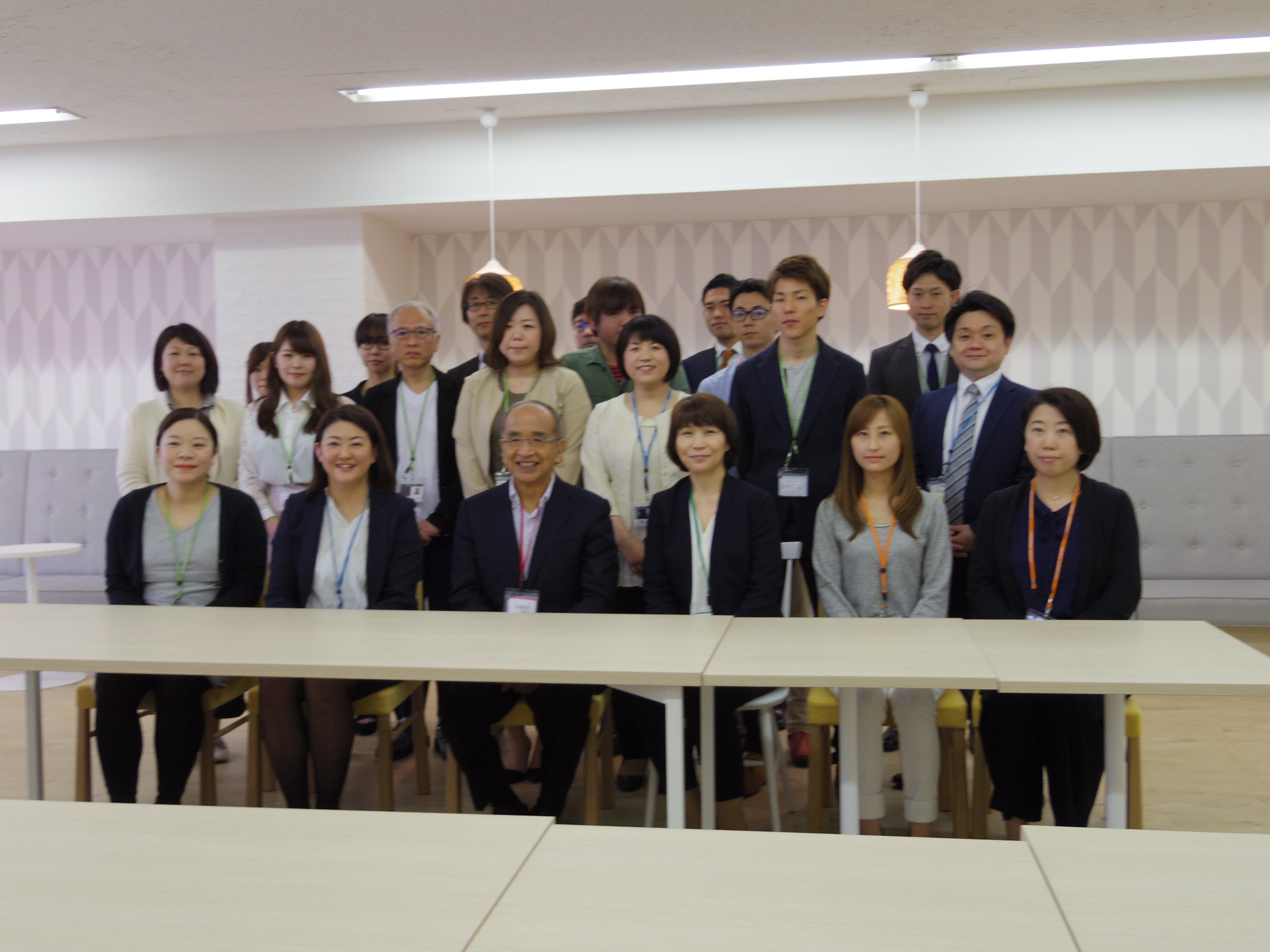 トランスコスモスmcmセンターおおいた 県政ふれあいトーク 大分県知事広瀬勝貞様がいらっしゃいました 当社にて開始する採用窓口 チャット のデモや 従業員とのディスカッションを実施しました 県政ふれあいトーク 大分県知事 広瀬知事