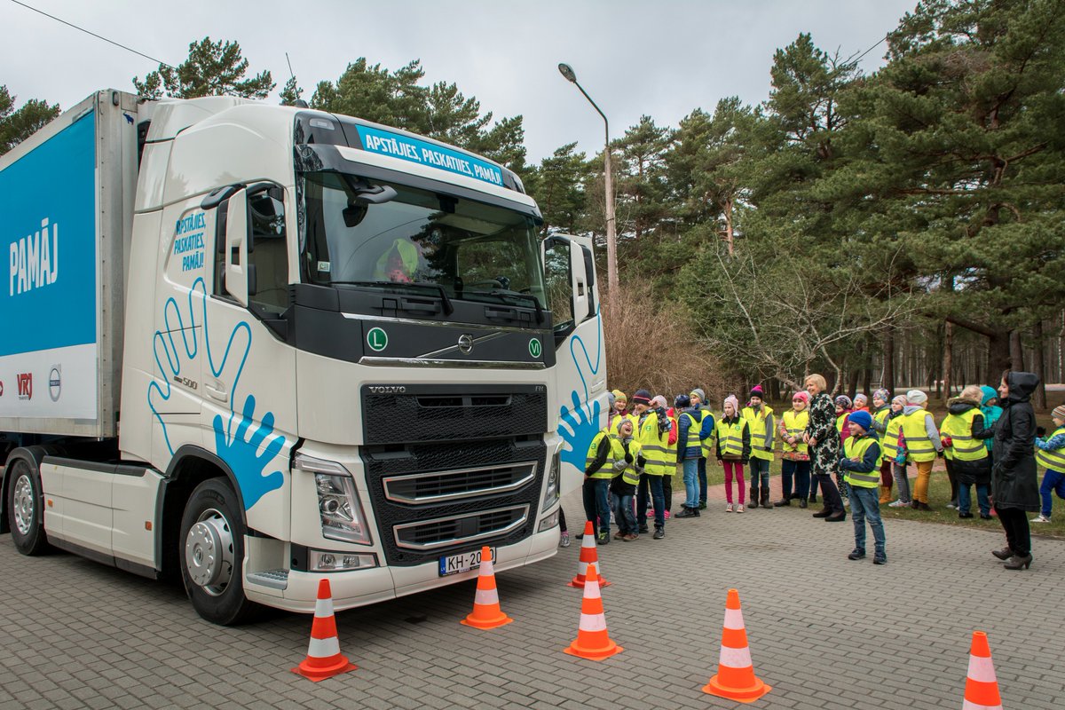 Turpinām aktualizēt satiksmes drošību, šonedēļ apciemojot Ainažus un Salacgrīvu ar "Apstājies. Paskaties. Pamāj." drošības nodarbībām.