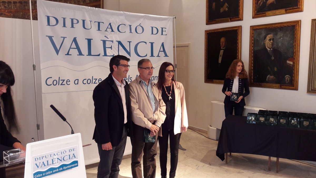 dipvalencia's tweet photo. 📸 Acte d'homenatge als funcionaris i funcionàries jubilades durant la present legislatura. Gràcies pel vostre treball i dedicació! 🔝👏👏👏 https://t.co/ej9hXqcUKx