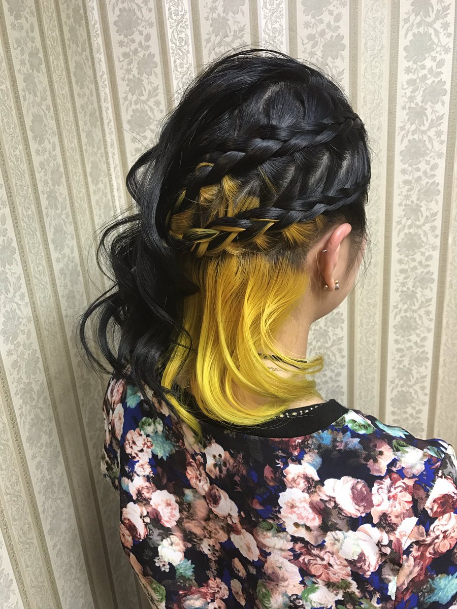 シャンテグラム No Twitter ヘアスタイル紹介 ブルーブラックとイエローのインナーカラー 光に当たっても茶色く見えにくい青をmixした 黒と 黄色の有彩色の明度差が映えます うまく編み込みアレンジをすると 2色の網目が立体的です 1 2回ブリーチ シャンテグラム No Twitter ヘアスタイル紹介 ブルーブラックとイエローのインナーカラー 光に当たっても茶色く見えにくい青をmixした 黒と 黄色の有彩色の明度差が映えます うまく編み込みアレンジをすると 2色の網目が立体的です 1 2回ブリーチ