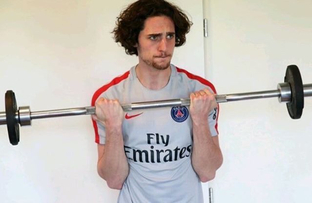 SuperCazarre's tweet image. Quand t'es nominé pour les #TropheesUNFP mais que tu réalises qu'il y a #Mbappe dans ta catégorie..