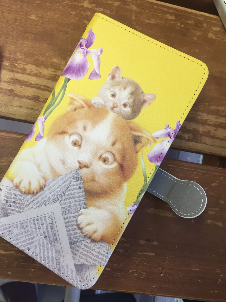 Clubt 公式 ビッグコミックオリジナル 表紙が毎号グッズになる 村松誠 犬猫コレクション に発売中の5 5号から新ラインナップ 手帳型スマホケースが登場 大きめの汎用型とiphone6専用の2種類がございます レザー風の落ち着いた素材です T