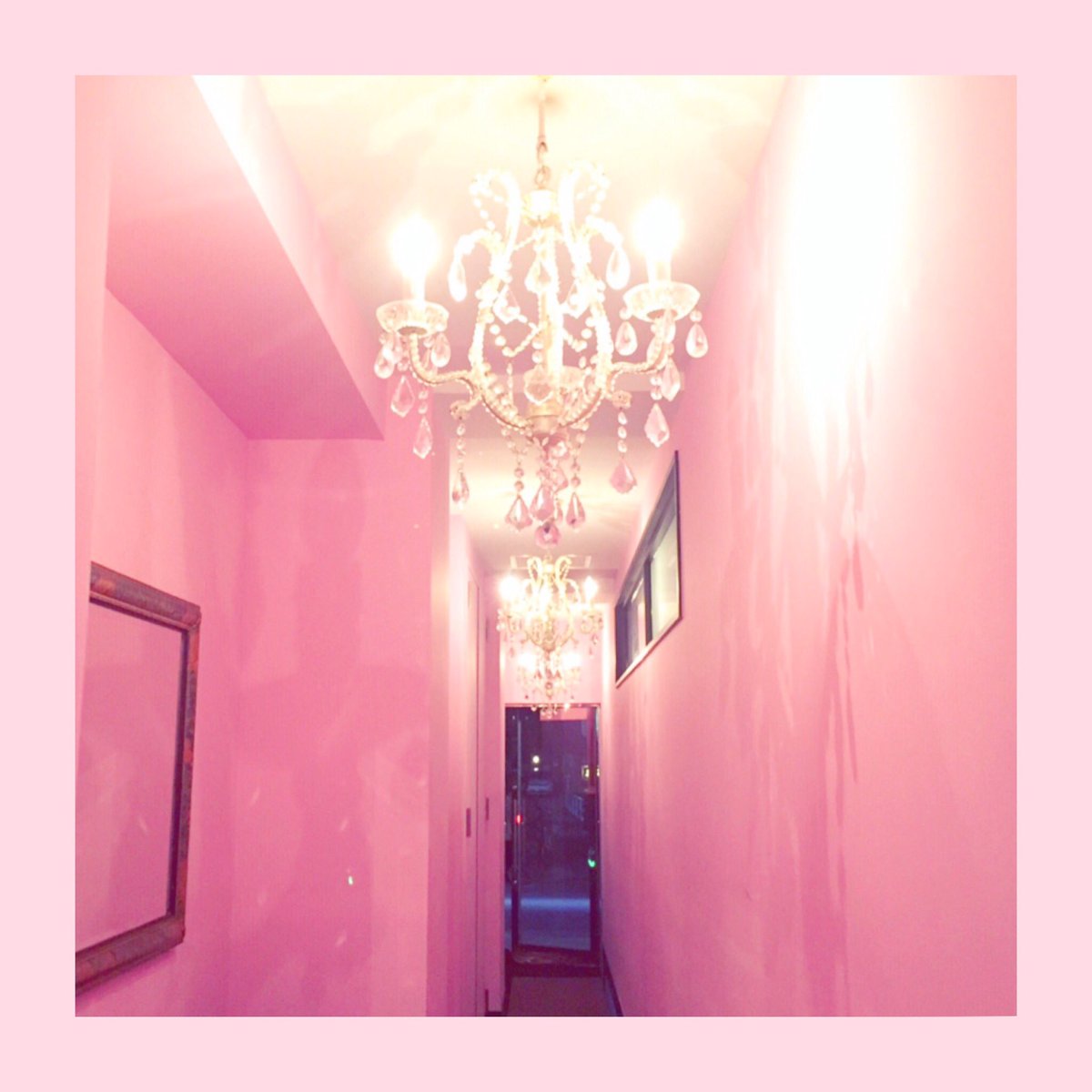 Pink Lush Twitterren 麻布十番の隠れピンクスポット 三と十 鉄板焼きやさん ビルの入り口を入るとまさかのピンク ピンクの壁 シャンデリア ピンクの廊下 麻布十番 ピンクスポット ピンク Pink Pinklush T Co adutejcb T Co