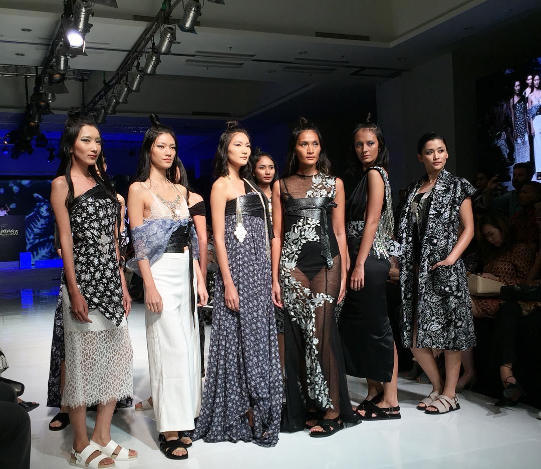 WhatWeLike Community (@whatwelikeco) on Twitter photo "TRENDOLOGY" by Barli Asmara. JFFF masih berlangsung sampai 7 Mei 2017 loh. Be there! <a href="/JFFF_Info/">JktFashion&FoodFest</a> #fashionshow "TRENDOLOGY" by Barli Asmara. JFFF masih berlangsung sampai 7 Mei 2017 loh. Be there! <a href="/JFFF_Info/">JktFashion&FoodFest</a> #fashionshow