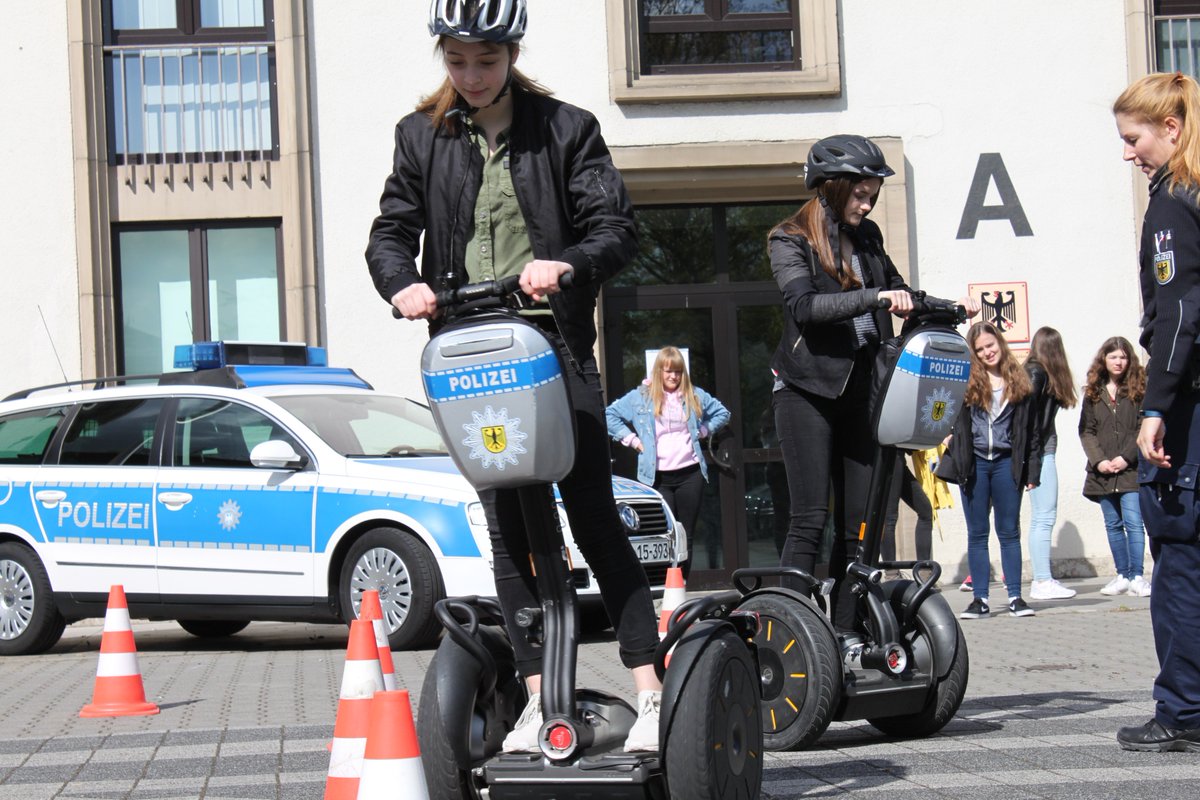 Bundespolizei Nrw Twitterren Location 1 Bpol Dusseldorf Wirsindsicherheit Am Airport Unsere Girlsday Madels In Aktion Polizistin Sein Ist Vielseitig T Co Vhbbeffwj8