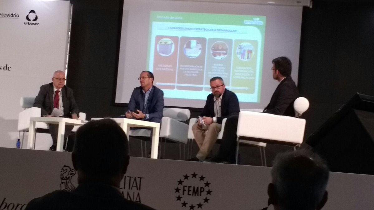 jordipietx's tweet image. A #EcircularLliria @AngelHervella explica treball @ecoembes_com a la Comunitat Valenciana i l'actual #PAECV #PlaAccioEnvasos