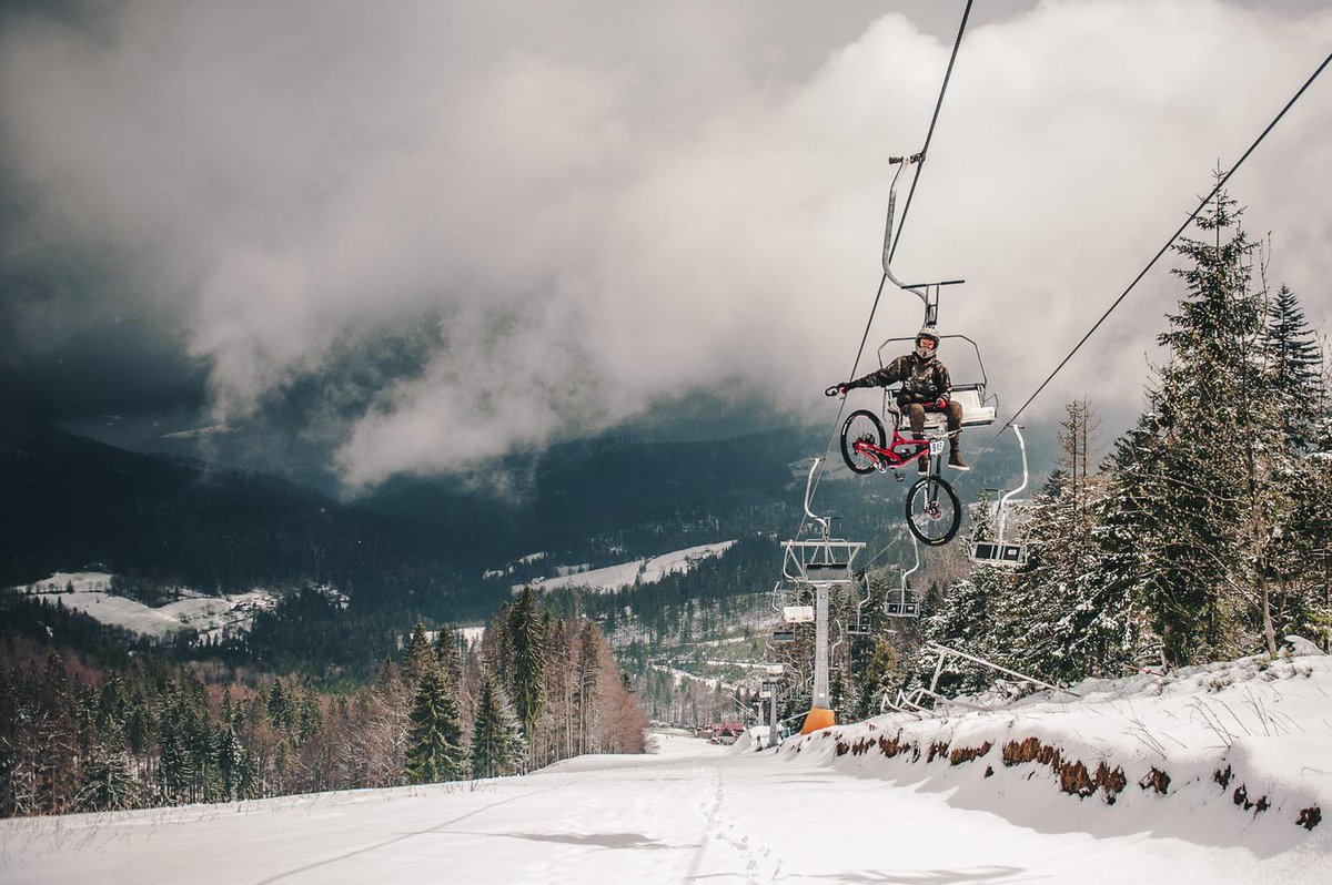 MonsterEnergyPL's tweet image. Zima nie odpuszcza, ale są goście, którzy nie pękają. Zobaczcie relację z #DiverseDownhillContest #Wisła: monsterne.ws/IF5O8HF7 #Downhill