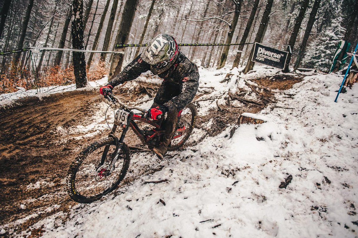 MonsterEnergyPL's tweet image. Zima nie odpuszcza, ale są goście, którzy nie pękają. Zobaczcie relację z #DiverseDownhillContest #Wisła: monsterne.ws/IF5O8HF7 #Downhill